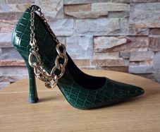 BNWT Green heels with gold ankle chains, size 6