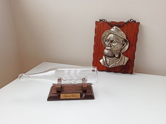 Nautical decor / Vintage glass ship in a glass bottle Spanish Galleon + 3D captain plaque