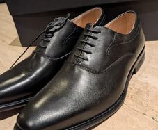 Men's leather dress shoes