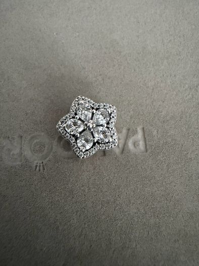 Genuine Pandora Dazzling Daisies