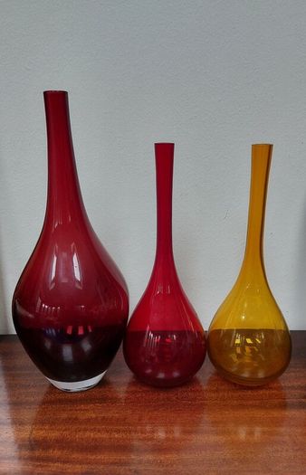 Beautiful Collection of Three Vintage Hand-Blown Gourd/Bottle-Shaped Vases in Dark Red, Red and Orange Transparent Glass, Excellent Condition
