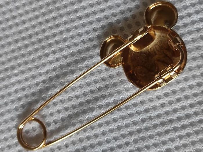 brooch