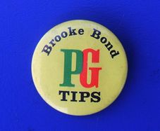 BROOKE BOND PG TIPS (teabags) - a promotional button badge (c.1980)