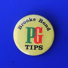 BROOKE BOND PG TIPS (teabags) - a promotional button badge (c.1980)