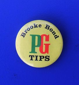 BROOKE BOND PG TIPS (teabags) - a promotional button badge (c.1980)