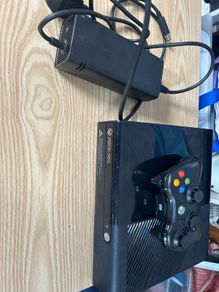 xbox 360 500gb with a controller