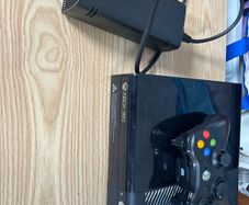 xbox 360 500gb with a controller