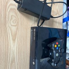 xbox 360 500gb with a controller