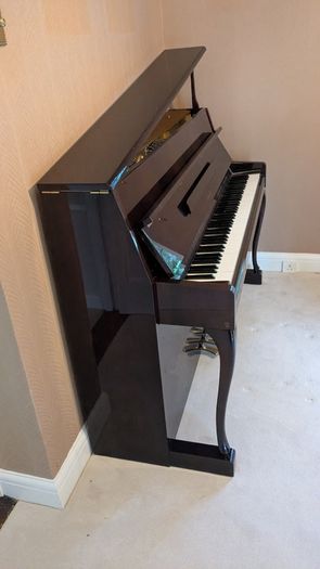 Yamaha M1SR Upright Piano - Dark Polished Finish