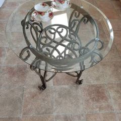 small glass top table like new.