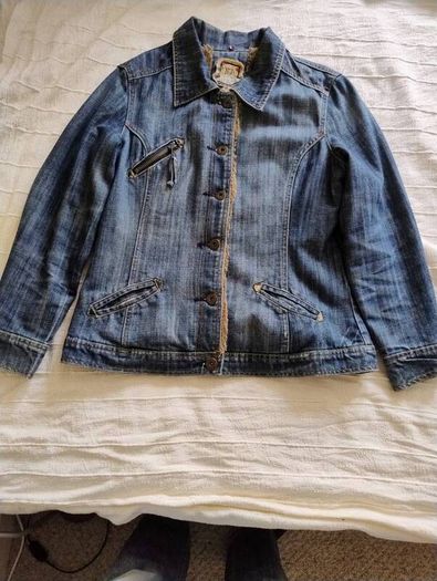 Vintage denim cotton faux fur warm lined jacket with three pockets in very good condition see last three photos for exact measurements FREE STANDARD POSTAGE INCLUDED