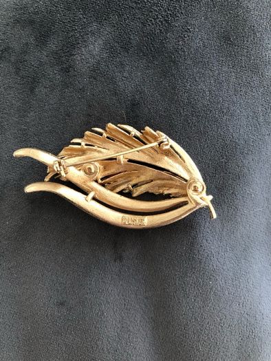 Lisner brooch
