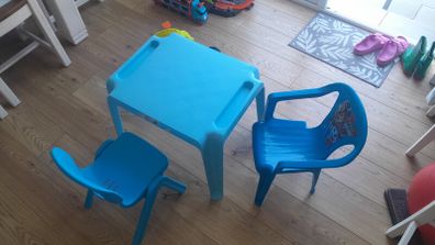 Kids table and chairs