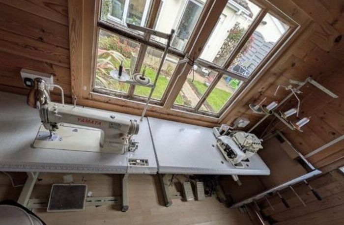 Industrial sewing machine and overlocker