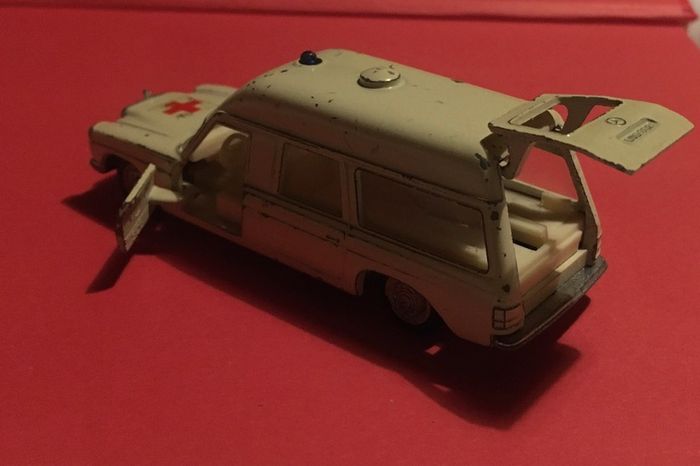Siku 1/55 scale Mercedes Binz ambulance