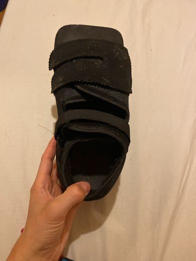 Orthopaedic shoe for broken toe