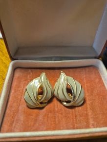 Rare Item Vintage C'est Biem Earrings