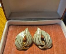 Rare Item Vintage C'est Biem Earrings