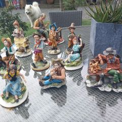 10 Capodimonte figures, great condition, D18