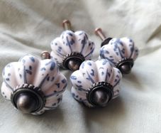 Drawer knobs x 4