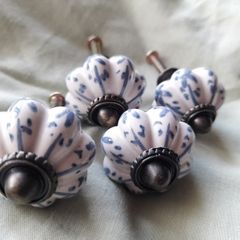 Drawer knobs x 4