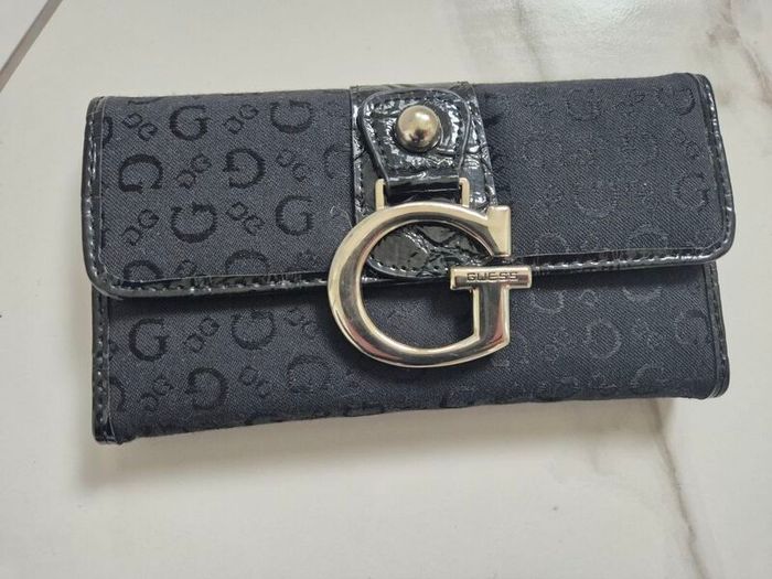 Guess woman's wallet