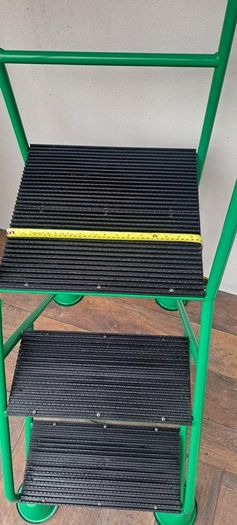 Mobile step ladder-3 steps/deep platform