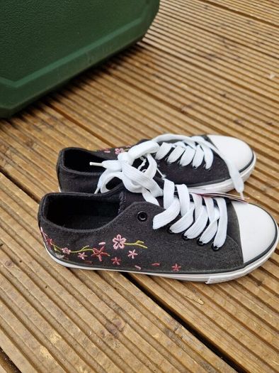 Sinsay Embroidered Trainers