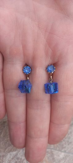 Vintage jewelry is sold individually for 5 to 10 euros