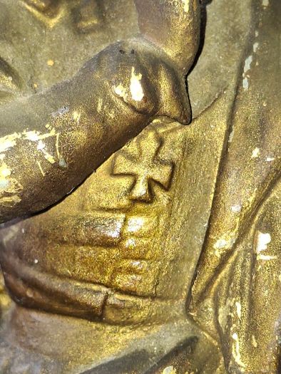 Antique Sculpture a gilt-bronze cast-metal Spanish Conquistador. On his torso is a Cross Pattee, a historical motif commonly associated with Christian military orders and medieval heraldry