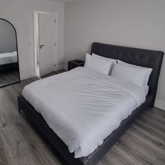 Kingsize vegan leather bed