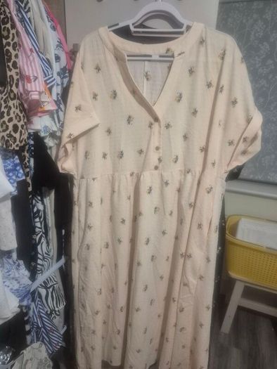 Dresses suit size 20/22. E3 each