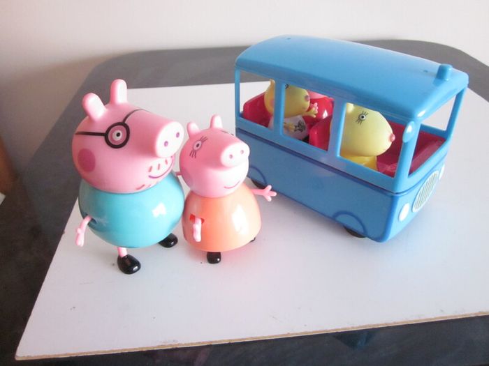 Peppa Pig School Bus with 4 Extra Figures