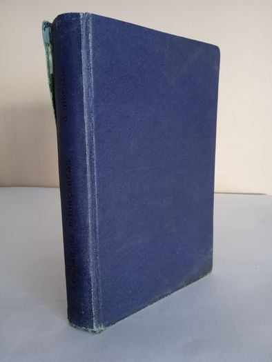 Leabhar na n-iongantas by Richard Haliburton. Translated by Padraig O' Moghrain (HQ153)