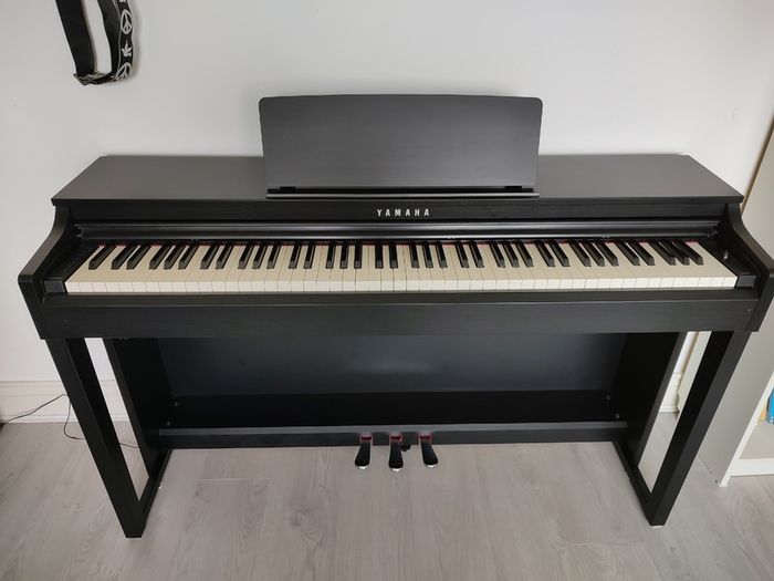 Yamaha Calvinova CLP-525 Piano
