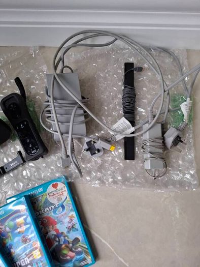 Nintendo Wii U Super Mario Bros. 32GB + 4 Mario Games