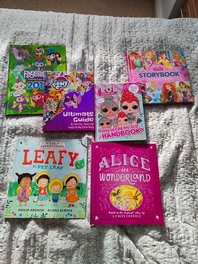 Bundle of books like new