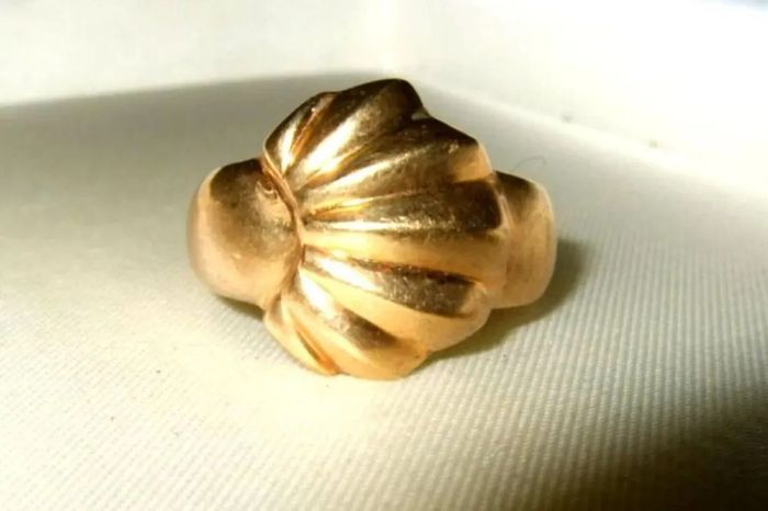 Vintage Hallmarked 9ct Gold 'Oyster' Ring
