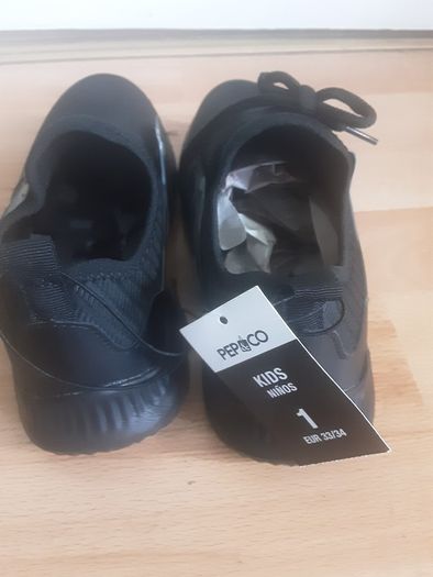 Trainers/Boys Lightweight Trainers  .. Size: 1 UK  ..  33/34 EU .. REDUCED PRICE
