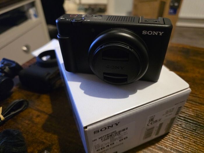 Sony Digital Camera ZV-1F Vlogger Camera bundle like new