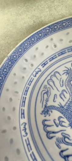 4 different ietms -1- Jingdezhen Porcelain 101/4 -inch Dragon Rice Grain Luncheon Plate - Vintage Blue and White Chinese Design is slieght chip at the edge 15.00 euro.2- Vintage Japanese octagonal porcelain bowl, commonly crafted in the traditional Arita 