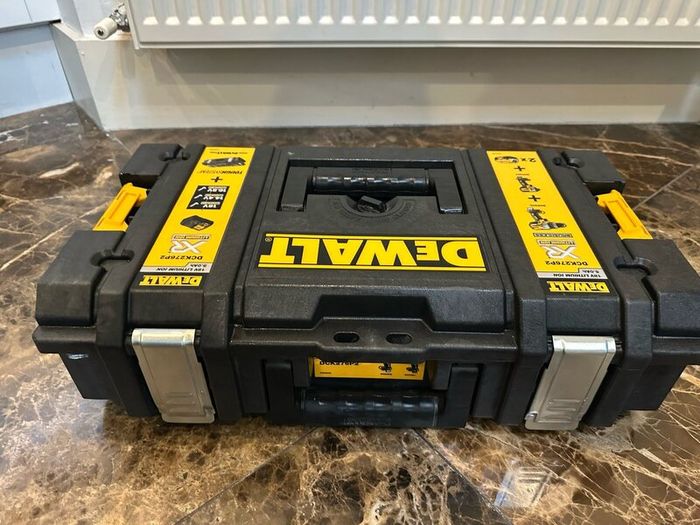DeWalt DCK276P2 18V XR Brushless Twin Kit + extras