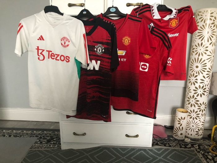 Selection of Manchester United shirts Sizes on pics