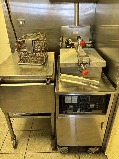 Henny Penny Pressure Fryer Model 500 with Computron 7000. Project or Parts Unit Spare Element Included