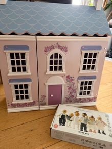 Smyths Wooden Dollhouse + Le Toy Van Dolly Family