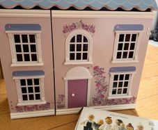 Smyths Wooden Dollhouse + Le Toy Van Dolly Family