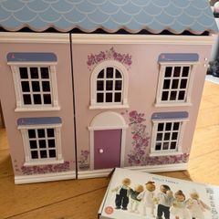 Smyths Wooden Dollhouse + Le Toy Van Dolly Family