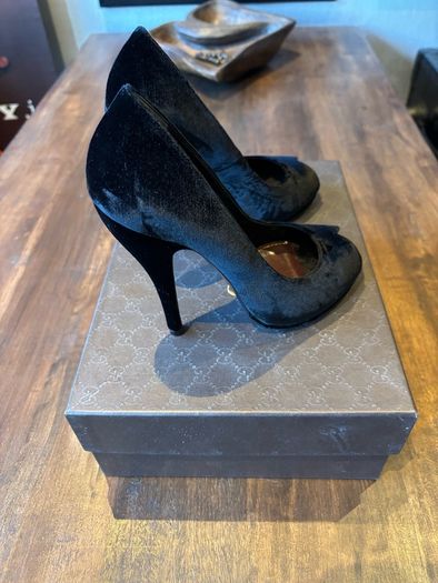 100% Authentic Gucci black velvet peep-toe pumps. Brand New Heels