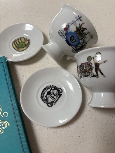 The Bartenders Guide to Gin - Modern Day Cocktails and 2 Free Hendricks Gin Cups and Saucers