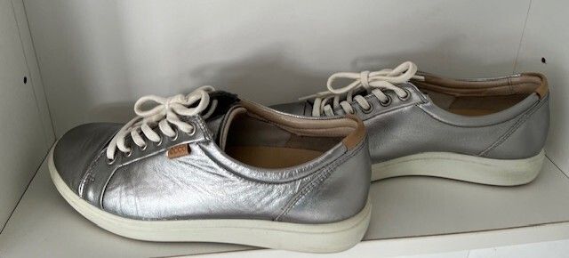 ECCO LEATHER SHOES. Ladies. EU 39 UK 6.   Colour Muted Aluminium Silver. Total comfort. 120 euro new. In very good lightly used condition.